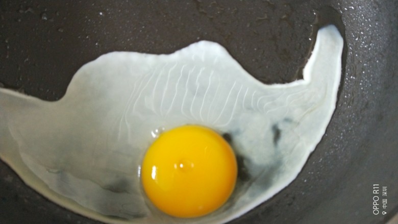 低脂营养有颜值的早餐,平底锅热油打一颗<a style='color:red;display:inline-block;' href='/shicai/ 9'>鸡蛋</a>，盖上盖子焖熟，翻面在煎一会儿
