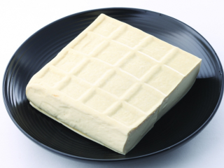 铁板豆腐, 豆腐放在盘中沥干10分钟。切成厚块。