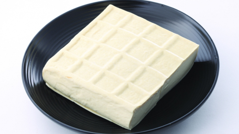 铁板豆腐, <a style='color:red;display:inline-block;' href='/shicai/ 465'>豆腐</a>放在盘中沥干10分钟。切成厚块。