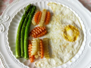 低脂营养有颜值的早餐,煎好的胡萝卜，土豆摆盘