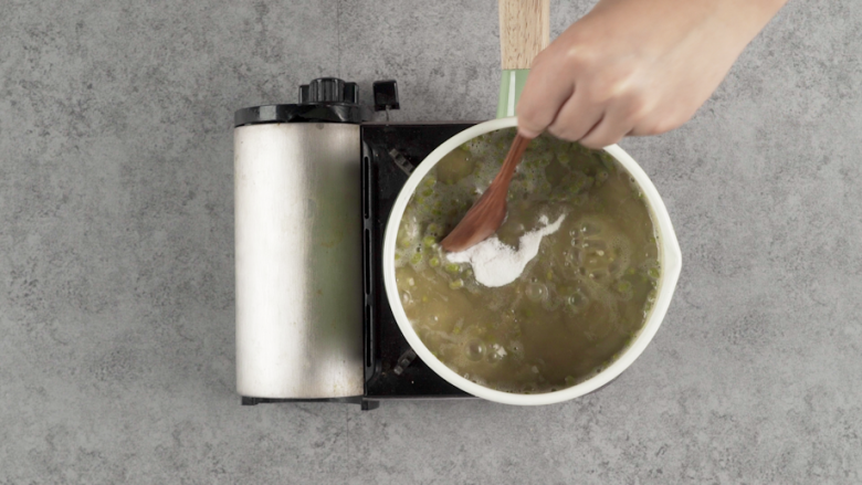 绿豆汤秒变消暑凉糕,将冻硬的绿豆放入汤锅，加入适量清水，开火煮沸