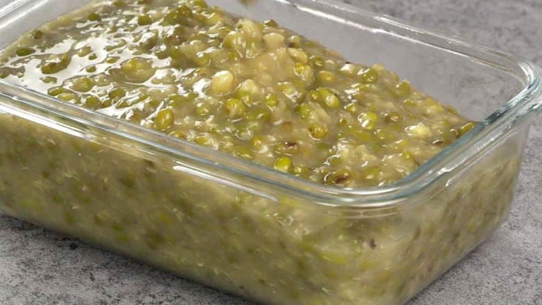 绿豆汤秒变消暑凉糕,将绿豆倒入碗中，盖上盖子，冷却后放入冰箱冷藏一晚