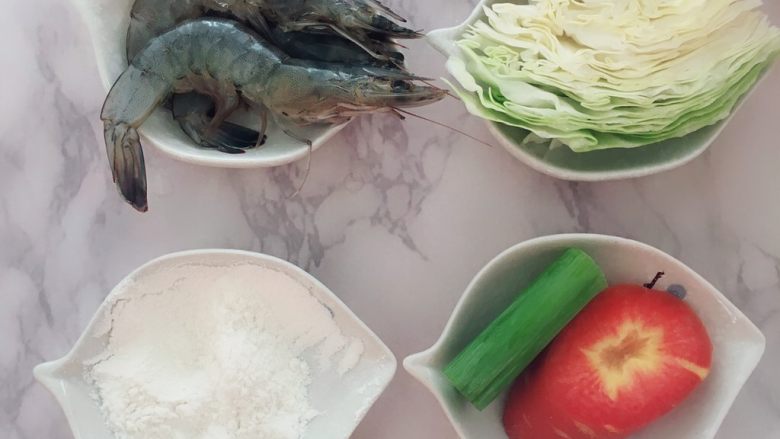 #宝宝辅食#时蔬鲜虾面,备好所需的食材