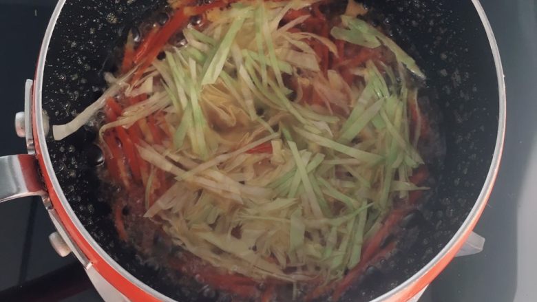 #宝宝辅食#时蔬鲜虾面,倒入卷心菜丝，水不多时，再加少量的水，煮3分钟左右