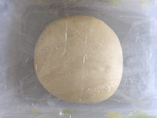 豆沙椰蓉杏仁辫子吐司,稍微整形滚圆放入发酵盒中开始一发，室温26度发酵，时间看状态