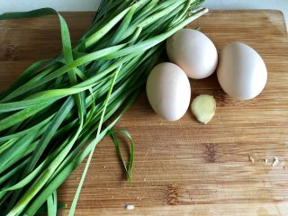 春天的味道➕香韭炒蛋,食材合照：韭菜一小把，无公害鸡蛋三颗，姜一小片