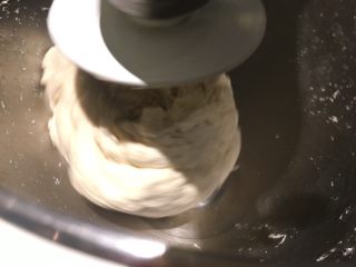 奶酪面包圈,继续慢速搅拌，再五分钟，然后高速1分钟，完成搅拌