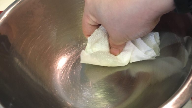 奶酪面包圈,用厨房纸巾抹开