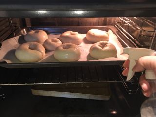 奶酪面包圈,直接进200度烤箱烤20分钟！中间记得打开喷水做蒸汽！