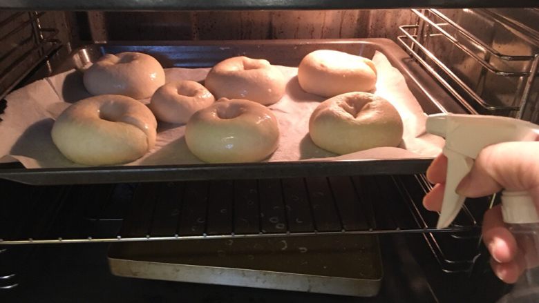 奶酪面包圈,直接进200度烤箱烤20分钟！中间记得打开喷水做蒸汽！