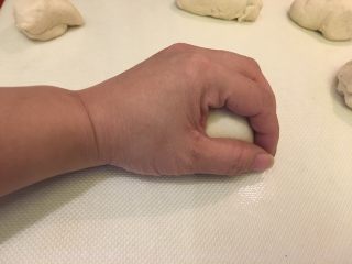 奶酪面包圈,sorry单手操作，假装揉面垫是左手掌心，右手包覆面团，揉圆