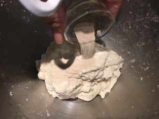 奶酪面包圈,成团后加入酵母粉