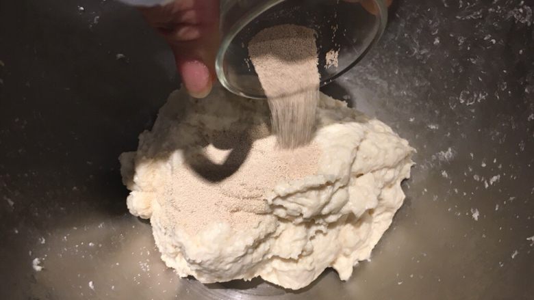奶酪面包圈,成团后加入酵母粉