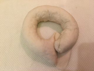 奶酪面包圈,将条状的另一端圈起放在扇形上