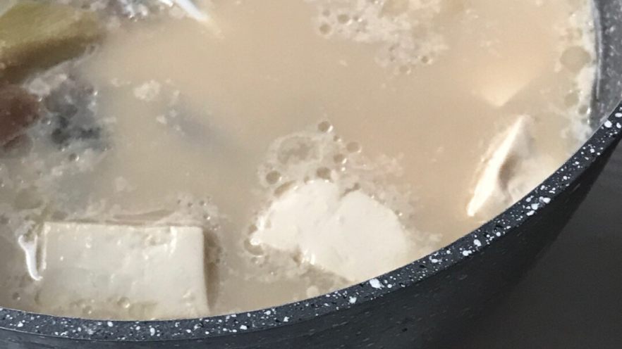 有没有人知道老鸭粉丝汤的底汤怎么熬的又白又浓呢？