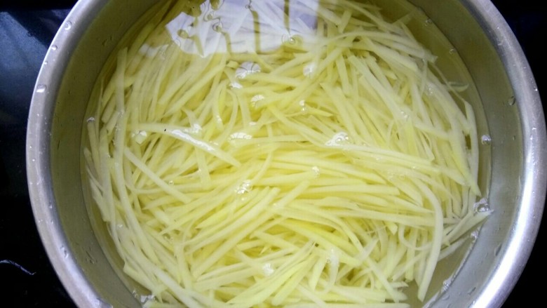 凉拌尖椒土豆丝,把土豆丝捞出，放入冷水中，多换几次冷水，使土豆丝迅速冷却，保持口感清脆