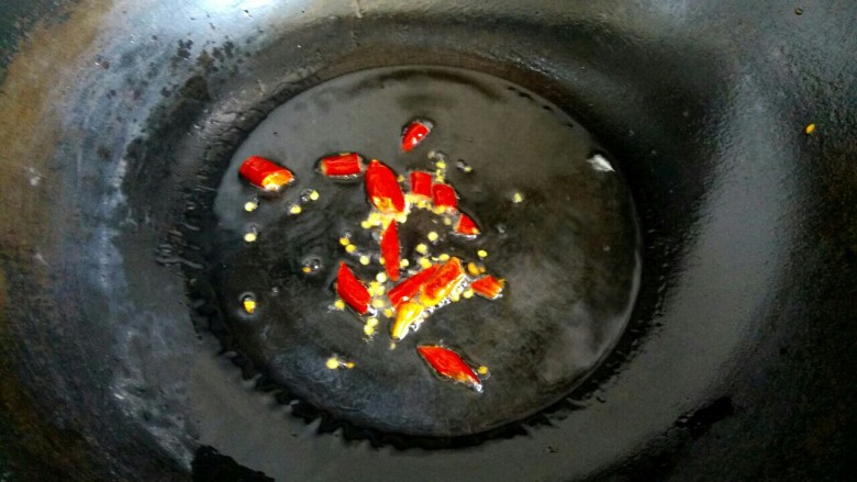 凉拌尖椒土豆丝,把花椒捞出扔掉，放入干红辣椒