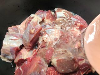 香辣牛肉干,牛肉泡好洗净沥水，放入锅里，倒入和牛肉齐平的热水，开大火