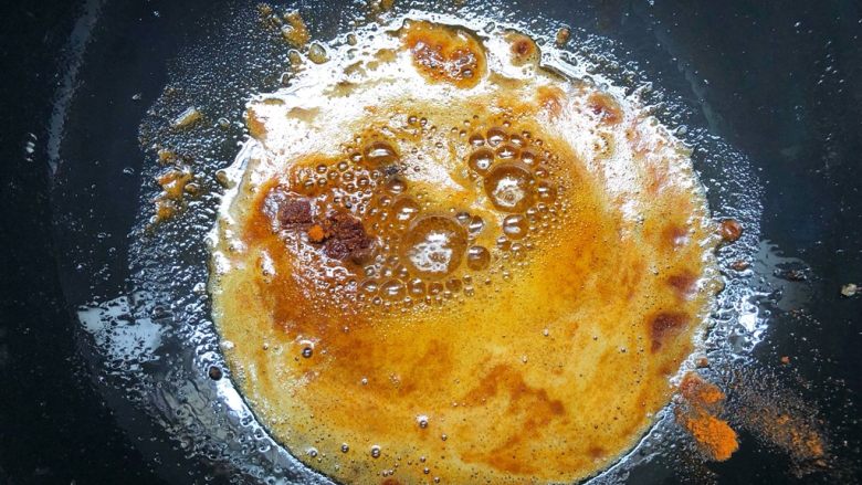 香辣牛肉干,锅里剩适量底油，放入一半的辣椒粉，小火炒出红油