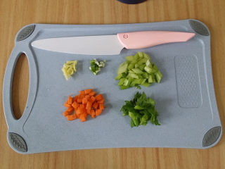 香菇狭鳕鱼蔬菜粥,将葱姜、芹菜和胡萝卜等洗净、葱姜切丝、蔬菜切小丁

