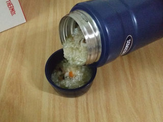 香菇狭鳕鱼蔬菜粥,倒至杯盖中，是杯盖也盛饭的小碗，即可食用了