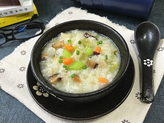 香菇狭鳕鱼蔬菜粥,味道：丝毫不输砂锅熬的米粥，关键比砂锅更省事方便，我就经常用它来煲粥；因为好吃，第二天我又煲了一罐