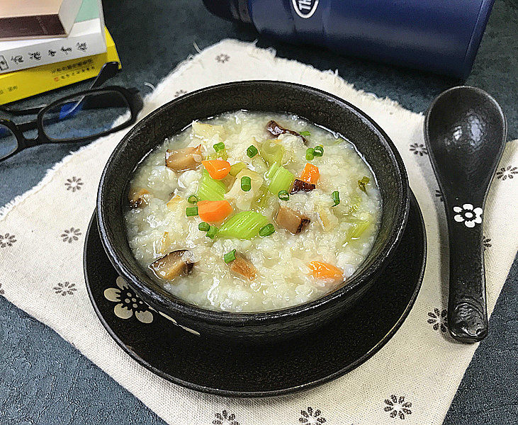香菇狭鳕鱼蔬菜粥,味道：丝毫不输砂锅熬的米粥，关键比砂锅更省事方便，我就经常用它来煲粥；因为好吃，第二天我又煲了一罐