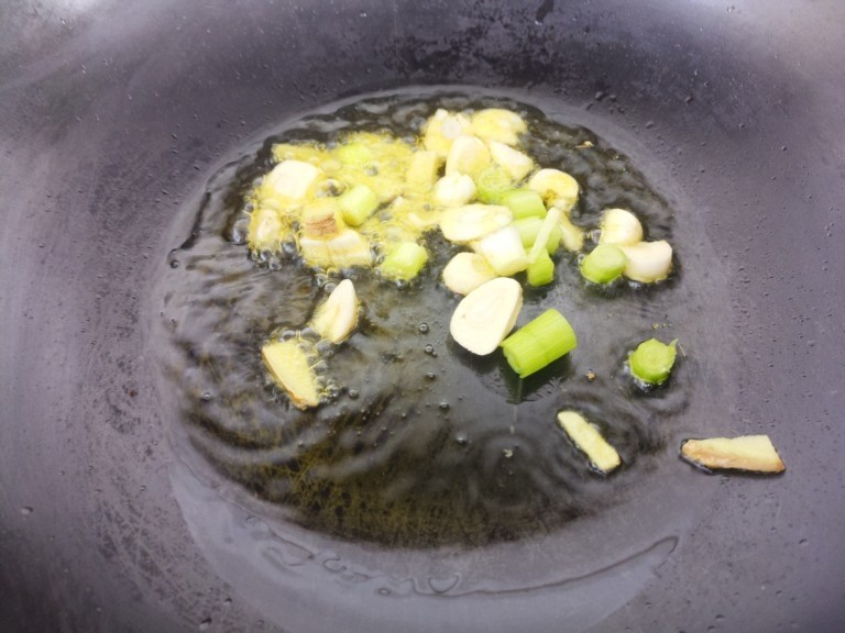 家常排骨炖豆角,然后锅里热油，先把葱姜蒜爆香。