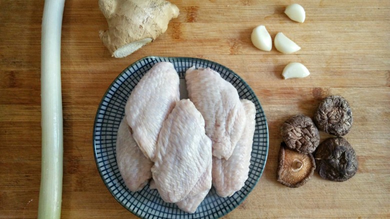 香菇蒸鸡翅,准备食材。