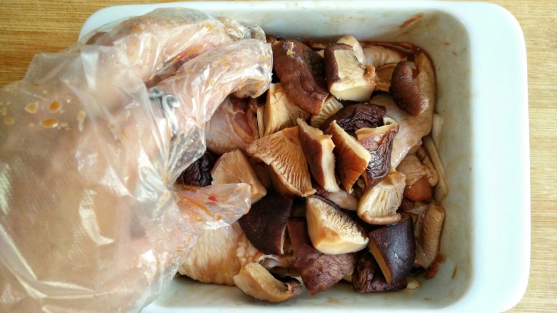 香菇蒸鸡翅,放入切好的香菇，继续抓拌均匀，并继续腌制5分钟。