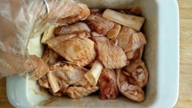 香菇蒸鸡翅,戴一次性食物手套将鸡翅抓拌均匀，然后腌制15分钟。
