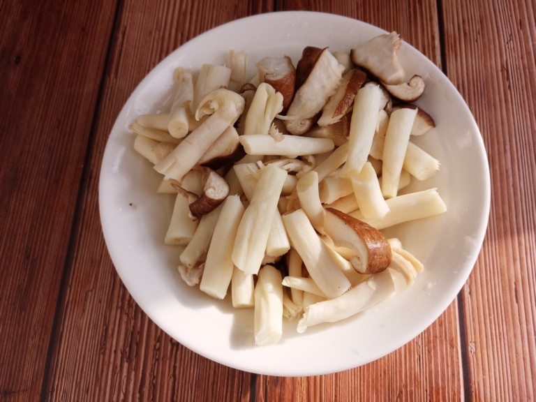 香菇蟹味菇牛肉菌汤,把香菇和蟹味菇切成小块儿。