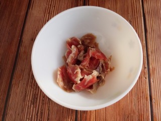 香菇蟹味菇牛肉菌汤,牛肉切成薄片。
