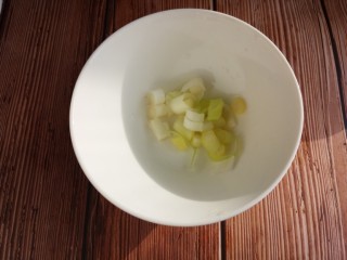 香菇蟹味菇牛肉菌汤,再切点葱花。