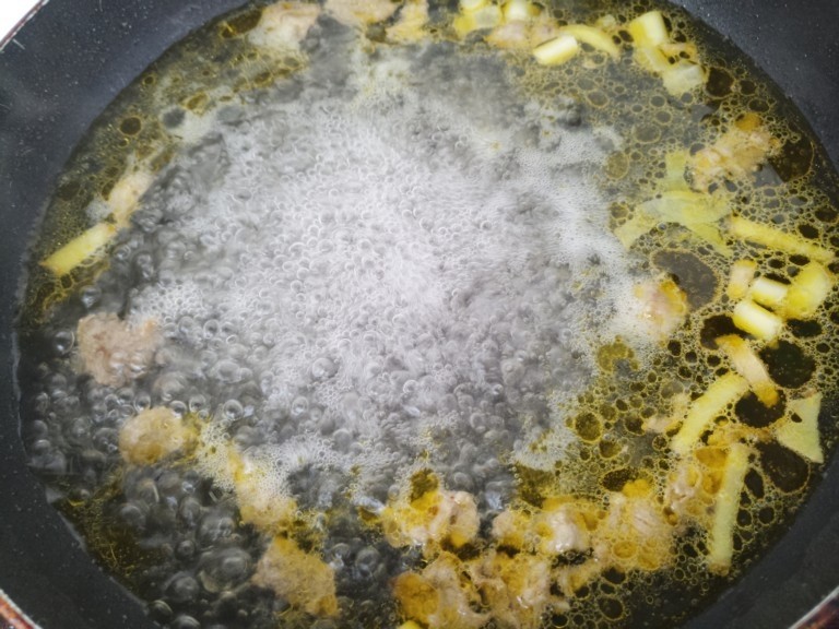 香菇蟹味菇牛肉菌汤,然后锅里，倒入适量的水，大火烧开。