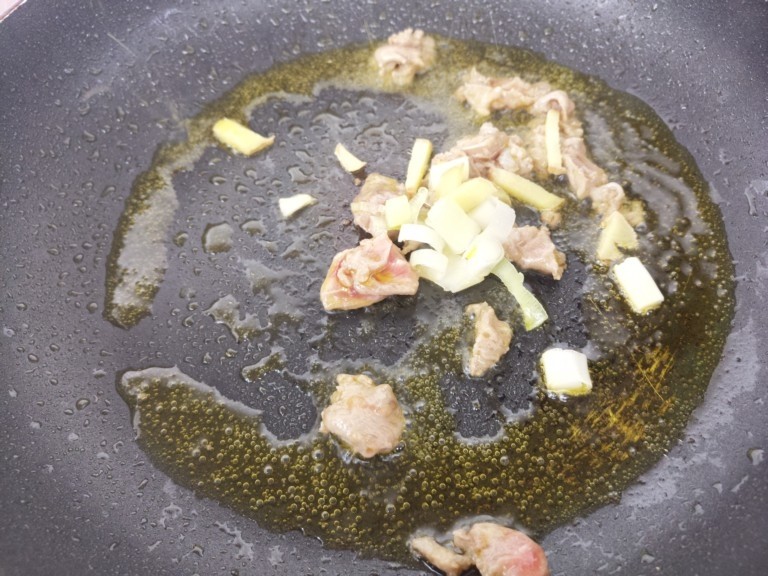 香菇蟹味菇牛肉菌汤,再加入葱花和姜丝一起炒。