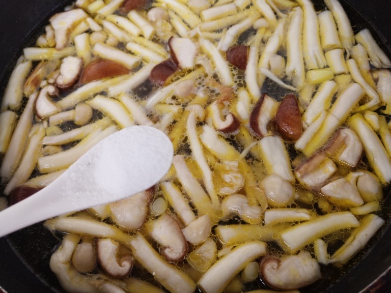 香菇蟹味菇牛肉菌汤,然后继续大火煮，加一勺盐。