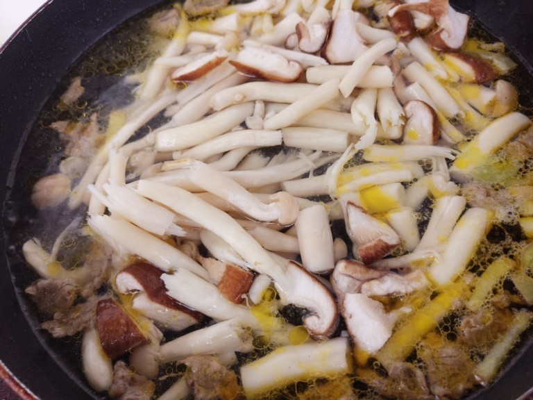 香菇蟹味菇牛肉菌汤,再把香菇和蟹味菇放入。