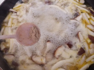 香菇蟹味菇牛肉菌汤,再加半勺胡椒粉。