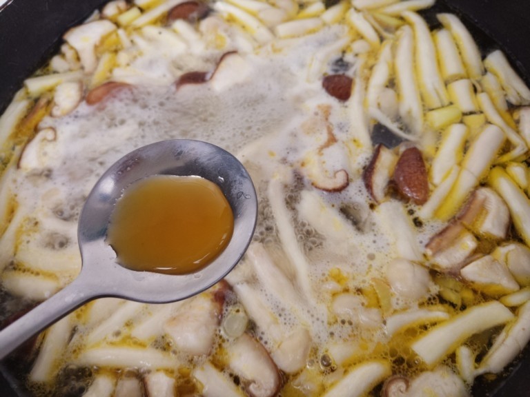 香菇蟹味菇牛肉菌汤,再加一勺鲜鸡汁。