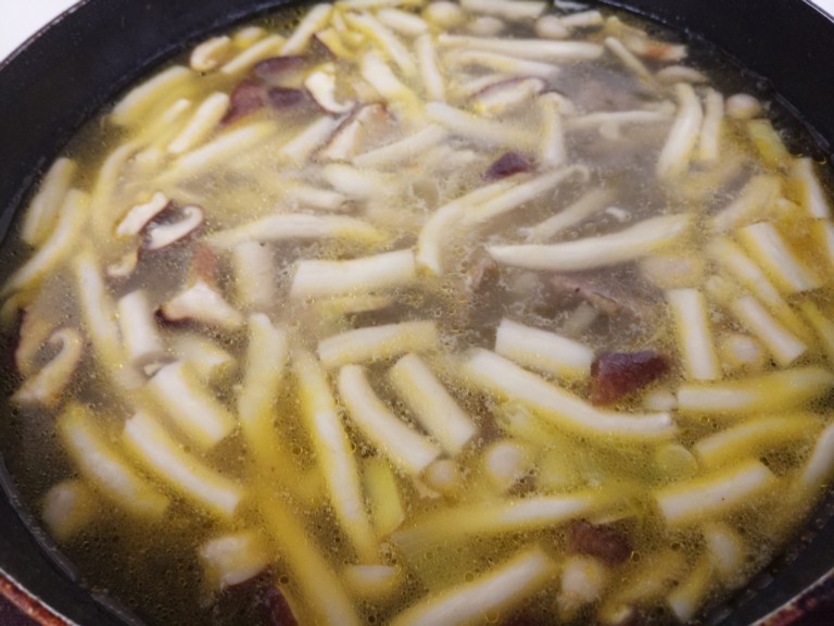 香菇蟹味菇牛肉菌汤,然后再煮一分钟左右就可以出锅了。