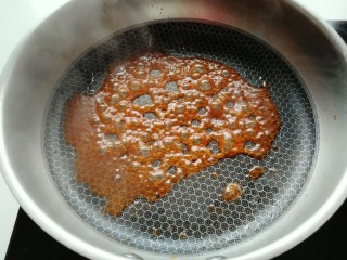 番茄巴沙鱼,待料汁冒大泡时，倒入炸好的巴沙鱼块，快速翻炒半分钟即可。