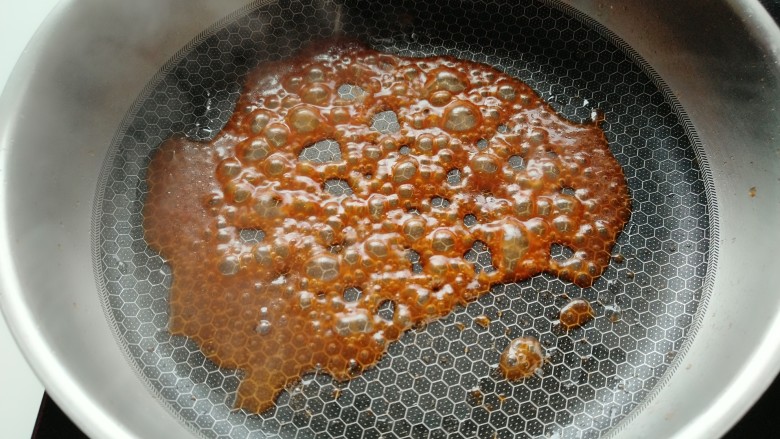 番茄巴沙鱼,待料汁冒大泡时，倒入炸好的巴沙鱼块，快速翻炒半分钟即可。
