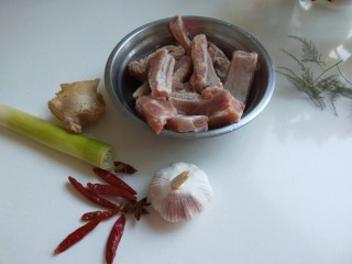 秘制红烧排骨,食材:猪肋骨洗干净，葱姜蒜备用。