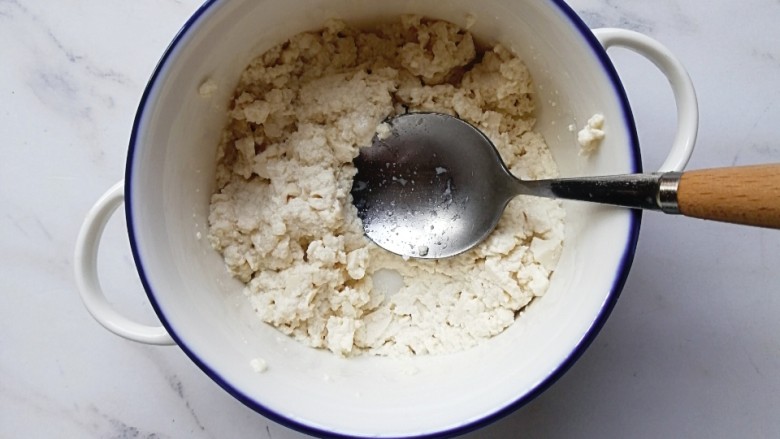 宝宝辅食—西葫芦豆腐鸡蛋饼,豆腐放入碗内用勺子压成泥