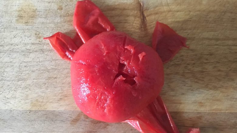 番茄鸡蛋炒圆白菜,<a style='color:red;display:inline-block;' href='/shicai/ 59'>番茄</a>用开水焯烫一下，撕去皮。