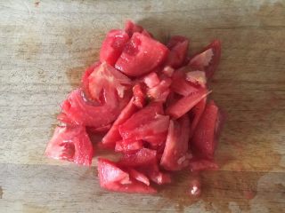 番茄鸡蛋炒圆白菜,将番茄切成块备用。