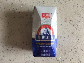 水果酸奶冰淇淋冻,酸奶一罐