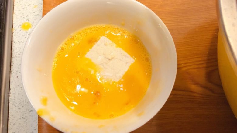 红烧豆腐（锅塌豆腐）,把裹上面粉的豆腐块浸在蛋液中，