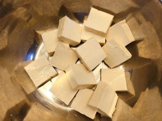 红烧豆腐（锅塌豆腐）,豆腐切成一厘米厚的扁长块，撒一层盐。